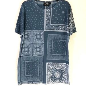 100 - BOOHOO MAN BLUE AND WHITE PAISLEY SHORT SLEEVE TEE SIZE MEDIUM NWOT